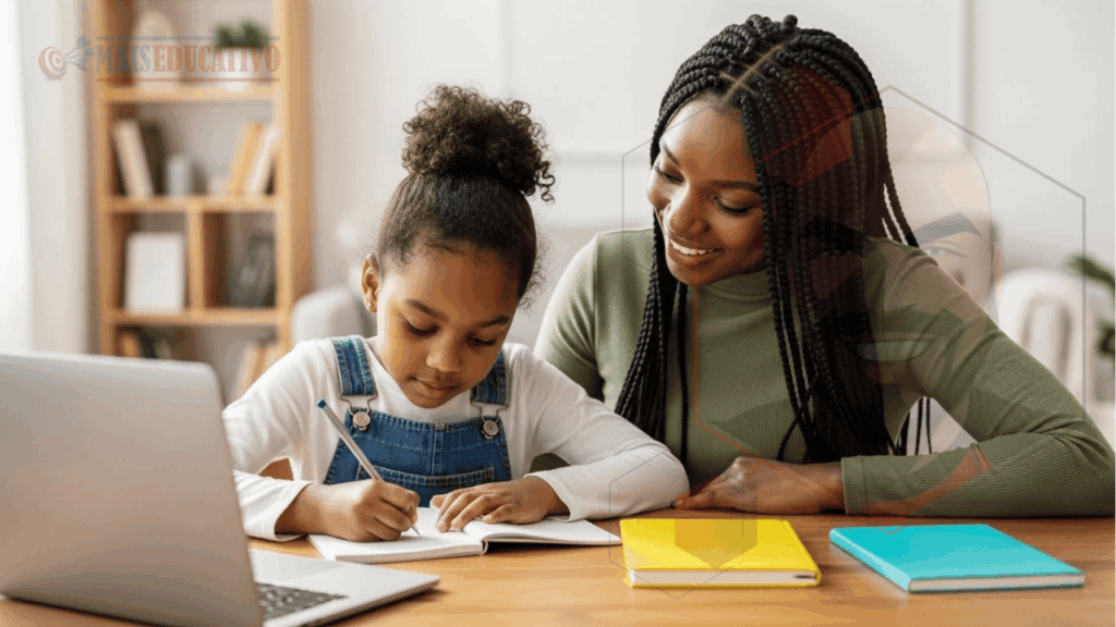 Família acompanhando estudos com aulas ao vivo preparação Colégio Militar 2026