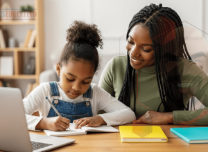 Família acompanhando estudos com aulas ao vivo preparação Colégio Militar 2026